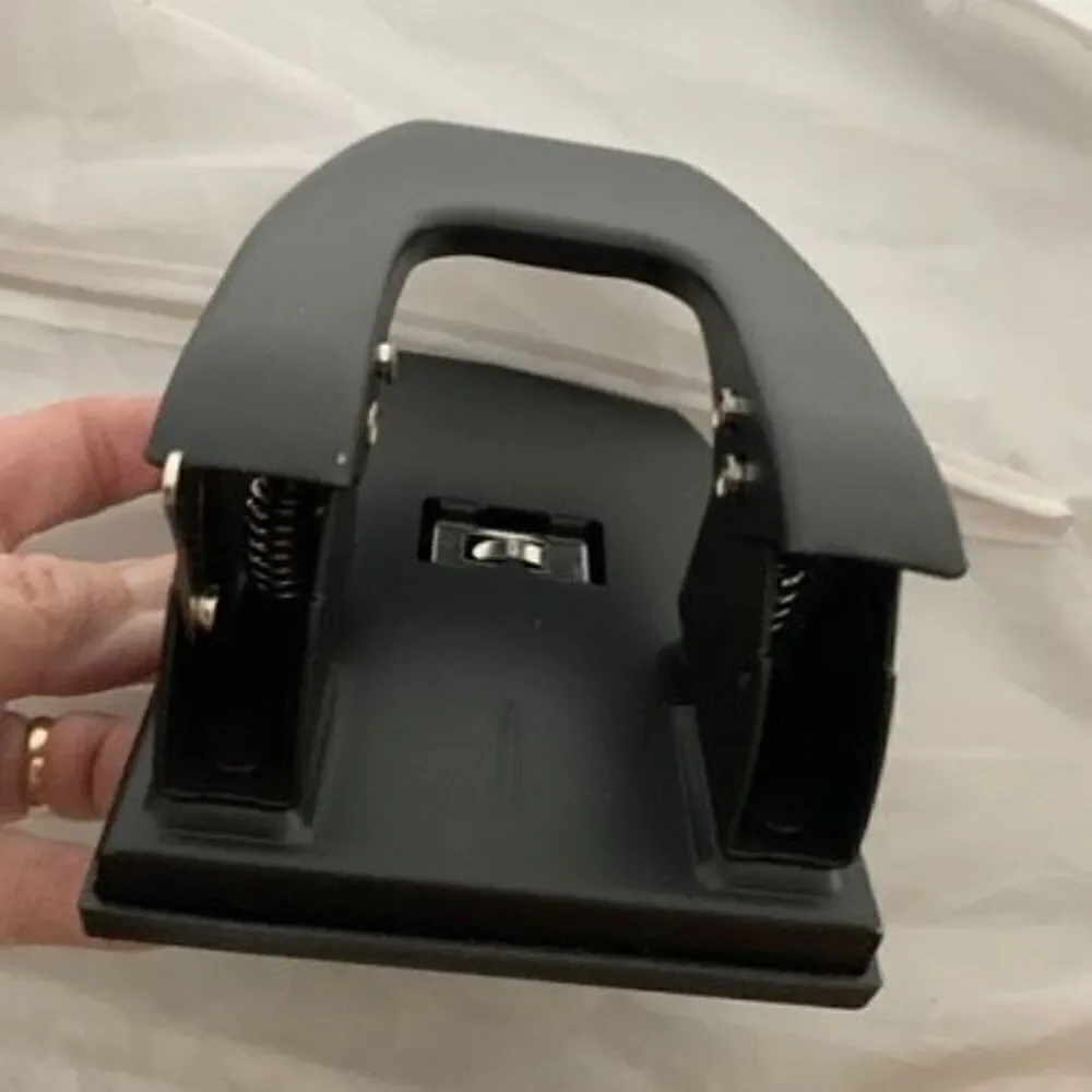 Staples Heavy Duty 2-Hole Punch